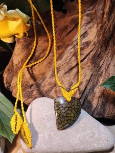 collier en macramé jaune sur cœur en agate jaune et noir
