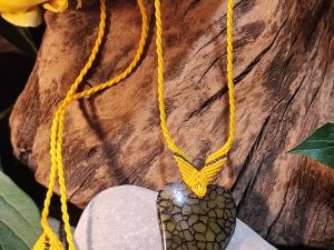 collier en macramé jaune sur cœur en agate jaune et noir