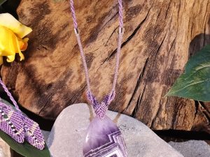 Collier violet en macramé sur améthyste chevron