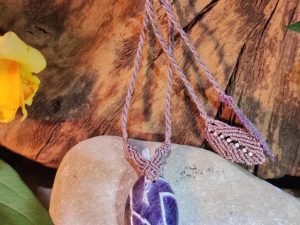 collier violet en macramé et améthyste chevron