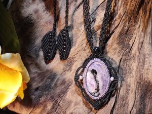 collier en charoïte et macramé noir