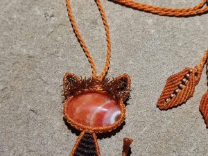 Collier chat soleil en macramé brun et orange sur agate