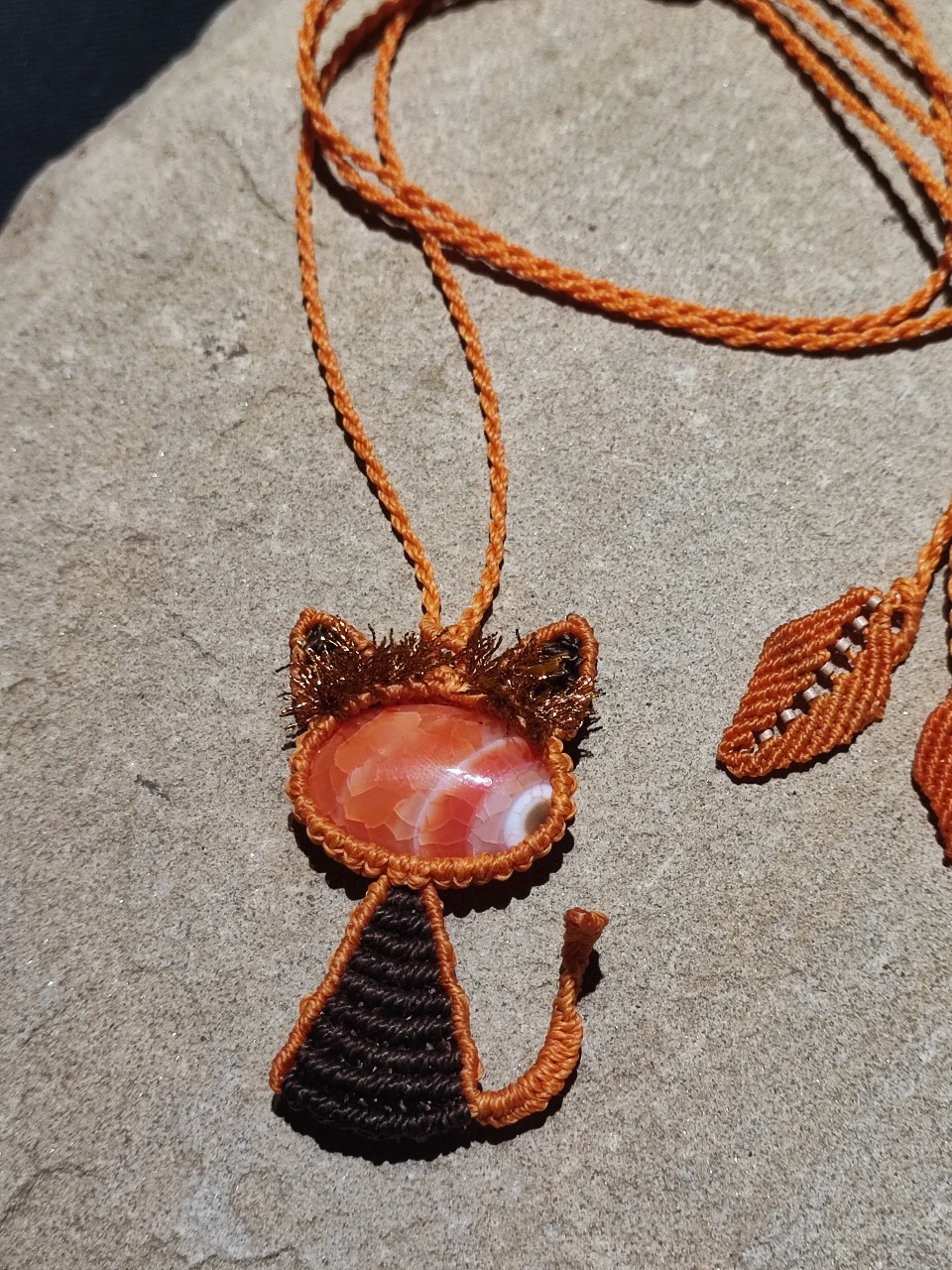 Collier chat soleil en macramé brun et orange sur agate