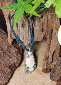 Collier en macramé vert bouteille sur agate mousse blanche et verte
