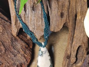 Collier en macramé vert bouteille sur agate mousse blanche et verte