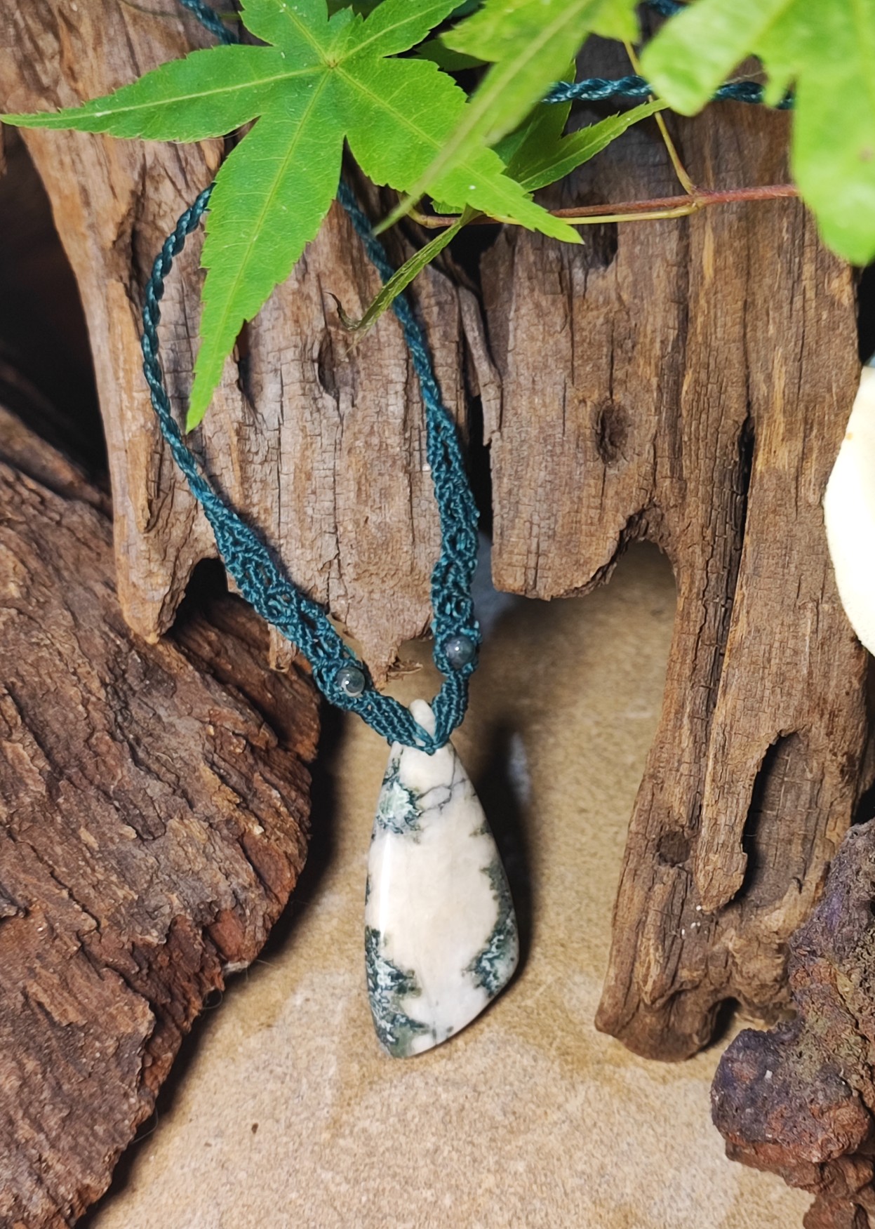 Collier en macramé vert bouteille sur agate mousse blanche et verte