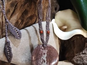 Collier en macramé brun et violet sur jaspe grain de café