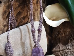 collier mauve en macramé sur améthyste chevron