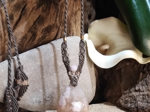 Collier châtaigne et rose sur agate fleur de cerisier