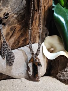 Collier en camaïeu de brun sur pierre pietersite