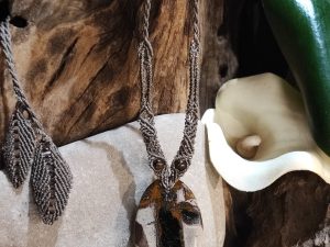 Collier en camaïeu de brun sur pierre pietersite