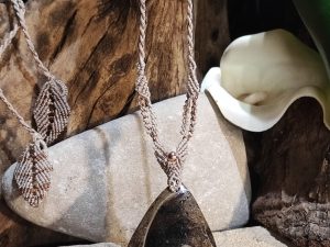 collier en camaïeu de brun sur agate fossile de turritelle