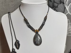 collier noir et or en pietersite noire