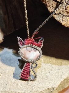 N 378 Collier chatte girly en rouge et gris-violet sur jaspe Nguni