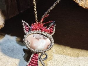 N 378 Collier chatte girly en rouge et gris-violet sur jaspe Nguni