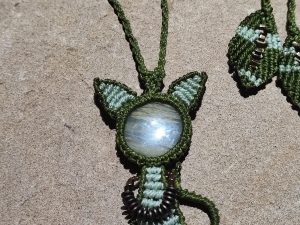 Collier chat élégant en vert sur préhnite