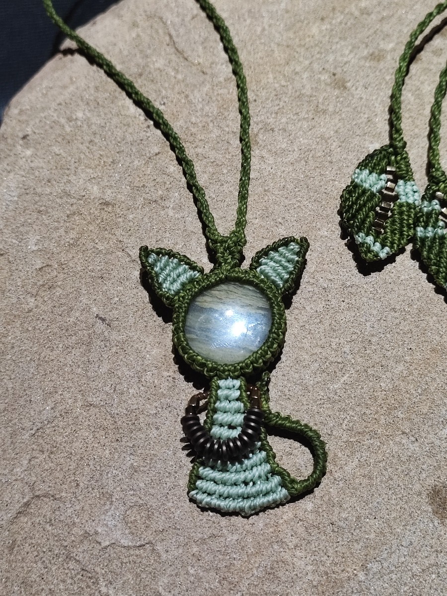 Collier chat élégant en vert sur préhnite