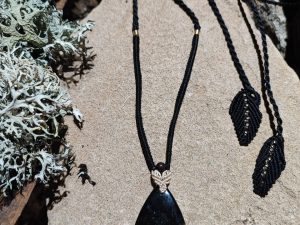 Collier noir en macramé et agate palmier silicifié