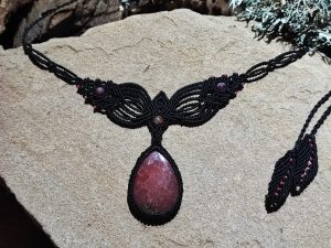 collier noir et or en rhodochrosite d'Afrique
