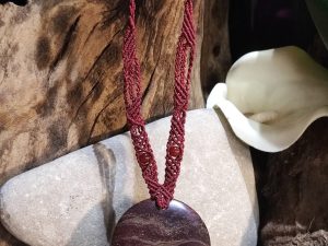 collier rouge en macramé et jaspe arc-en-ciel