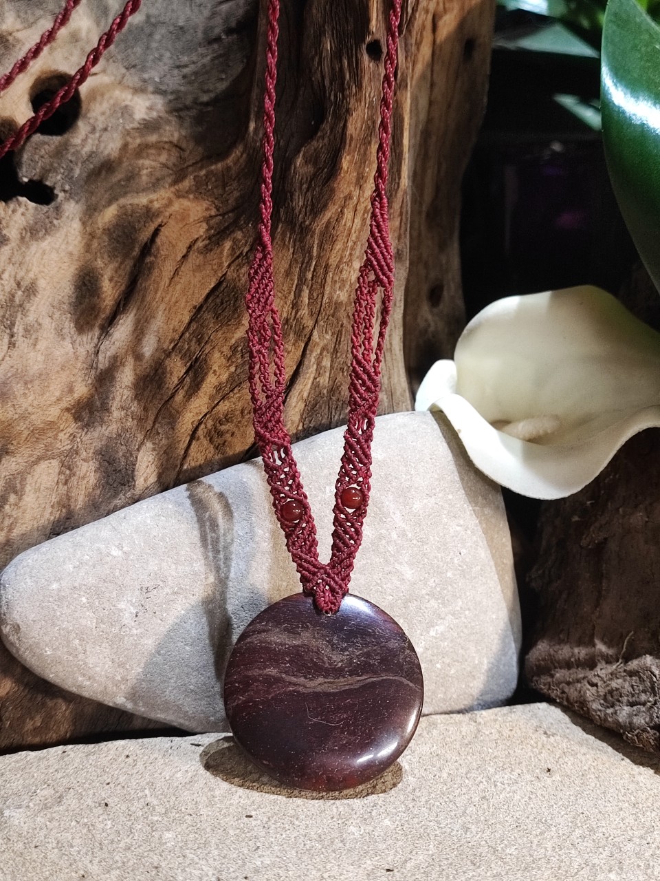 collier rouge en macramé et jaspe arc-en-ciel