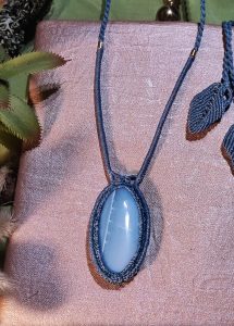collier en macramé bleu sur opale bleue