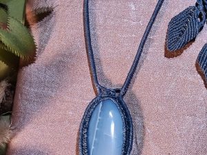 collier en macramé bleu sur opale bleue