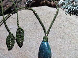 Collier en macramé vert et labradorite bleu-vert