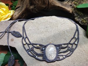 Collier ras de cou en micro-macramé sur une pierre en corail fossile